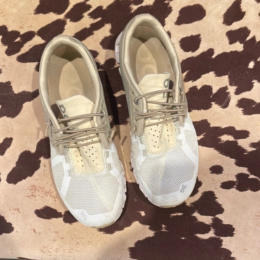 On cloud running shoe